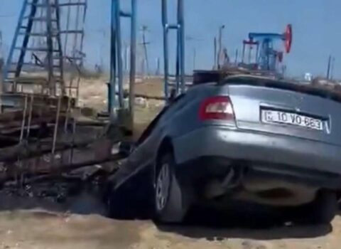 Bakıda “Audi” neft quyusuna düşdü – Video