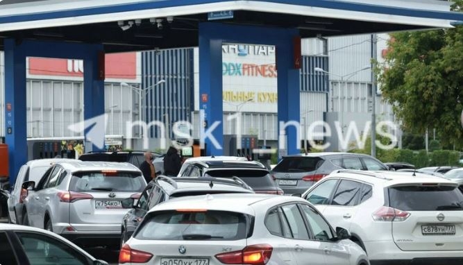 Benzin qıtlığından şikayət edənləri cərimələyirlər – Bu ölkədə