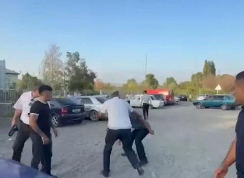 17 yaşlı qızın nişanında mediaya hücum olundu — VİDEO