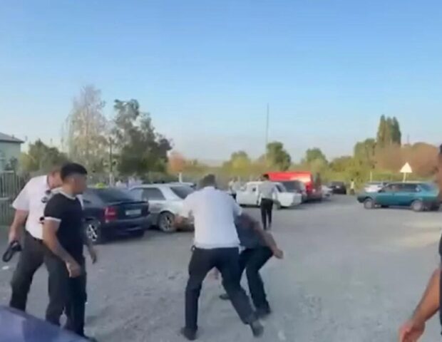17 yaşlı qızın nişanında mediaya hücum olundu — VİDEO