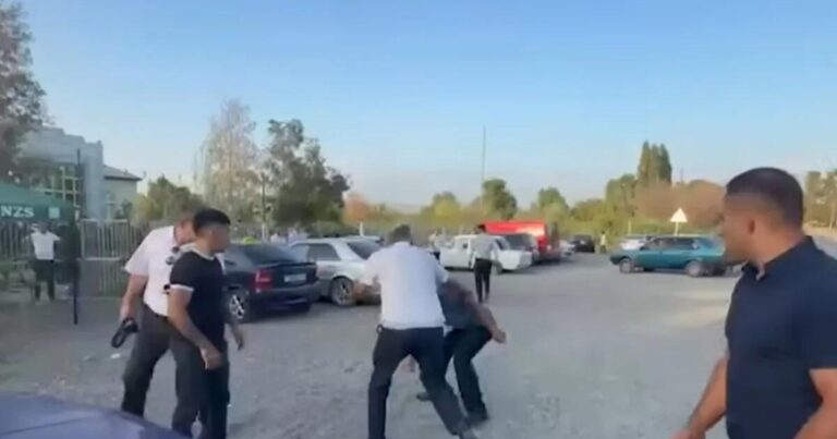 17 yaşlı qızın nişanında mediaya hücum olundu — VİDEO 17 yaşlı qızın nişanında mediaya hücum olundu — VİDEO