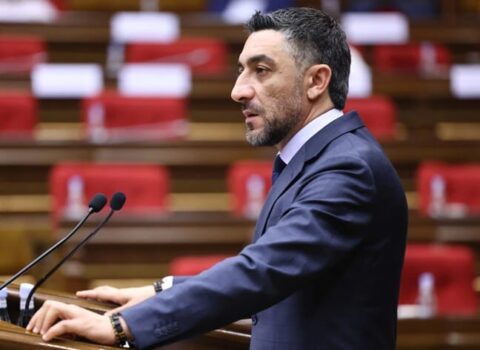 “Heç kimi rahat buraxmayacağam”: Hakim partiyanın deputatı müxalifətlə birgə işləməkdən danışdı