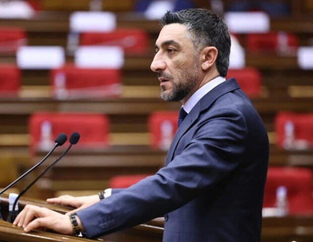 “Heç kimi rahat buraxmayacağam”: Hakim partiyanın deputatı müxalifətlə birgə işləməkdən danışdı