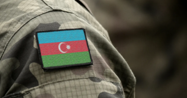 “Əsgər formasında rəqs: Müğənninin görüntüləri etiraz doğurdu” “Əsgər formasında rəqs: Müğənninin görüntüləri etiraz doğurdu”