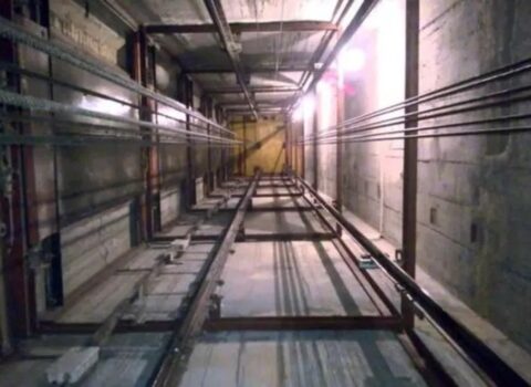 Bakıda ticarət mərkəzində FACİƏ: Liftin şaxtasına düşüb öldü