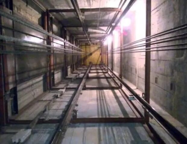 Bakıda ticarət mərkəzində FACİƏ: Liftin şaxtasına düşüb öldü