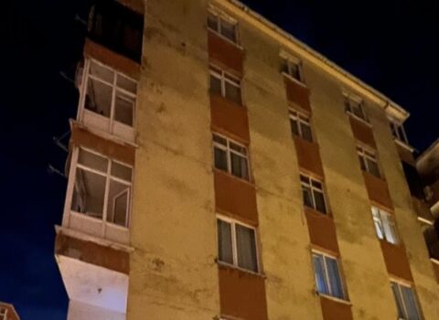 İstanbulda bina uçdu