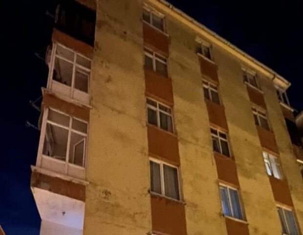 İstanbulda bina uçdu
