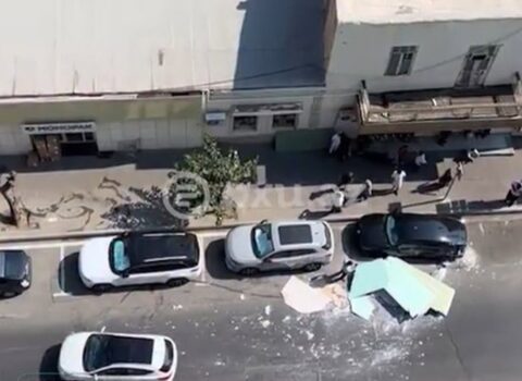 Bakıda yük maşınında olan alçıpanlar park edilmiş “Hyundai”ın üzərinə aşdı – VİDEO