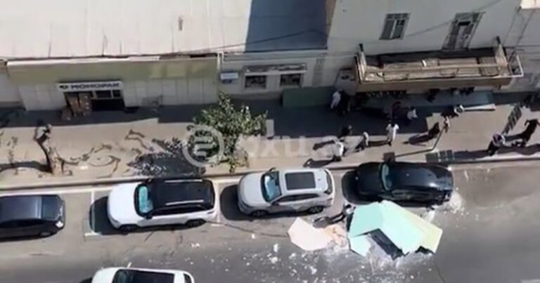 Bakıda yük maşınında olan alçıpanlar park edilmiş “Hyundai”ın üzərinə aşdı – VİDEO