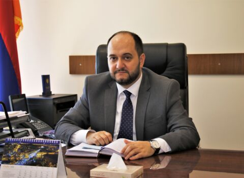 Araik Harutyunyandan müxalifətçi deputata: “Sizin Köçəryan ailəsi ilə hansı münasibətiniz var?” – VİDEO