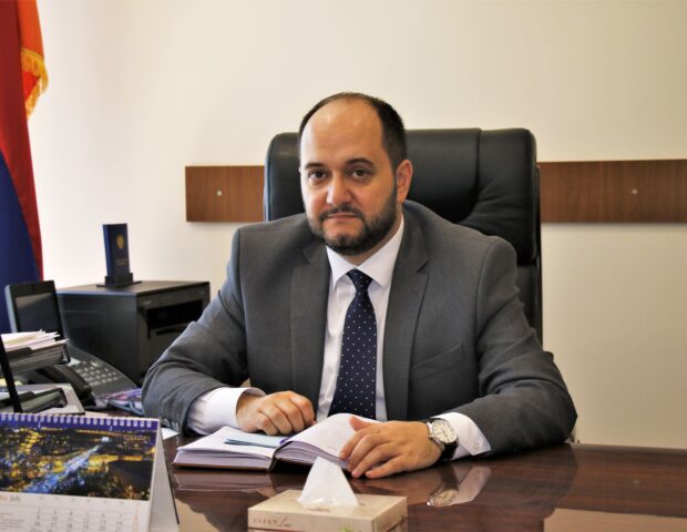 Araik Harutyunyandan müxalifətçi deputata: “Sizin Köçəryan ailəsi ilə hansı münasibətiniz var?” – VİDEO
