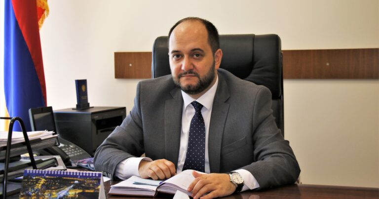 Araik Harutyunyandan müxalifətçi deputata: “Sizin Köçəryan ailəsi ilə hansı münasibətiniz var?” – VİDEO