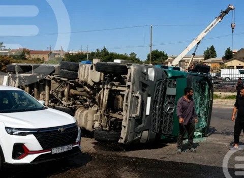 Bakıda TIR aşdı: Dizel yola dağıldı – VİDEO