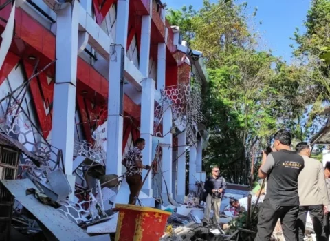 Zəlzələ İndoneziyanı viran qoydu: Ölənlər və yaralıların sayı açıqlandı