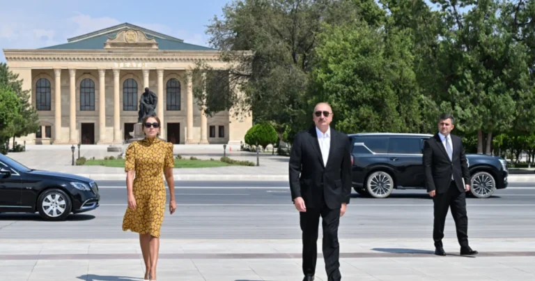 İlham Əliyev ümummilli liderin Naxçıvan şəhərinin mərkəzində ucaldılan abidəsini ziyarət edib – FOTO, VİDEO İlham Əliyev ümummilli liderin Naxçıvan şəhərinin mərkəzində ucaldılan abidəsini ziyarət edib – FOTO, VİDEO
