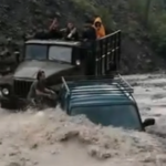 Şəlaləyə gedən yolu sel basdı – Maşınlar suyun altında qaldı+Video