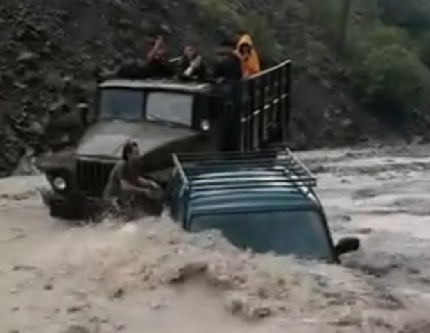 Şəlaləyə gedən yolu sel basdı – Maşınlar suyun altında qaldı+Video