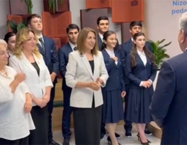 Füzulidəki məktəbin direktoru Prezidenlərin qarşısında çıxış etdi – Video