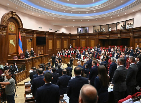 Ermənistan parlamentinin ilk iclası yarımçıq qaldı – Sədr seçilə bilmədi
