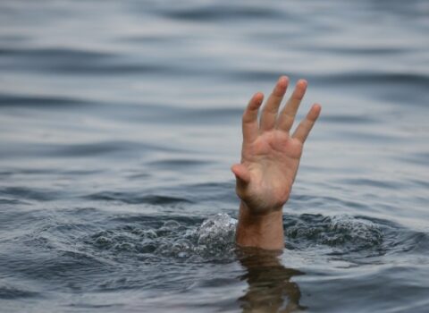 Əmi və qardaşıoğlu dənizdə batdı – Uşağın axtarışı davam edir