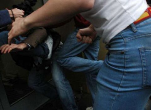 Şagirdlər arasındakı mübahisə böyüdü: Valideyn məktəb önündə döyüldü