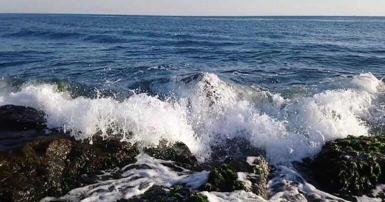Xəzərdə gəzinti qayığı qayaya çırpıldı – Ölənlər və yaralananlar var