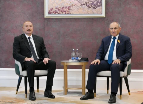 İlham Əliyevlə Paşinyan arasında görüş keçirildi