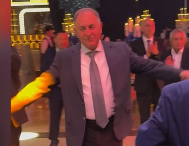 Generallar Şükür Həmidovun qızının toyunda rəqs etdilər – VİDEO