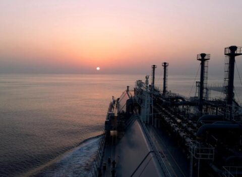 Hörmüz boğazında təhlükəli insident: Qətərdən qaz daşıyan tanker vuruldu
