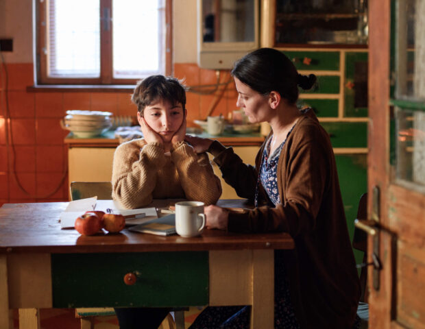 Aztəminatlı ailələrin yükü artır: Təhsil və səhiyyədə hansı güzəştlər lazımdır?