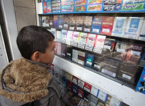 Dayanacaqlarda siqaret və enerji içkilərinin satışı: uşaqlar üçün təhlükə mənbəyi