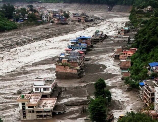 Nepalda daşqın nəticəsində ölənlərin sayı 900 nəfəri ötdü