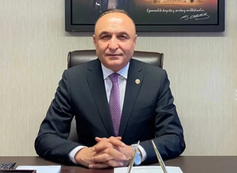 Türkiyədə deputata BIÇAQLI HÜCUM: Ağır yaralandı – VİDEO