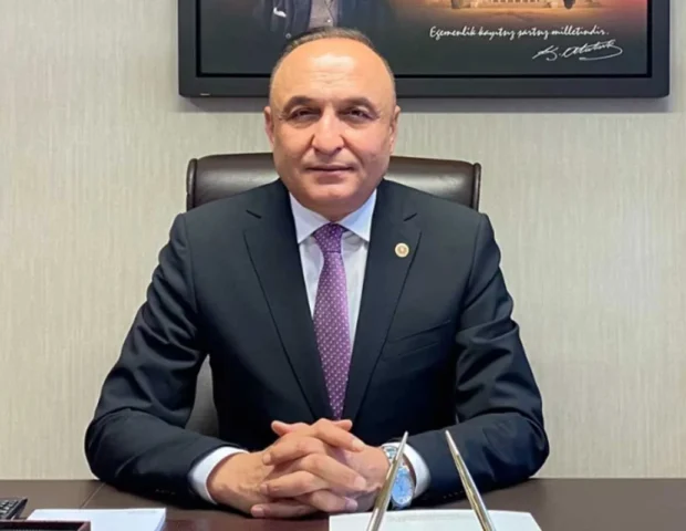 Türkiyədə deputata BIÇAQLI HÜCUM: Ağır yaralandı – VİDEO