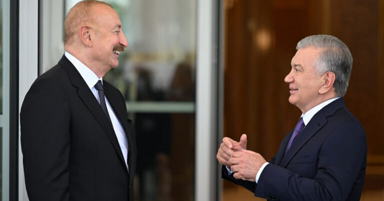 İlham Əliyev Daşkənddə Müstəqillik abidəsini ziyarət etdi İlham Əliyev Daşkənddə Müstəqillik abidəsini ziyarət etdi
