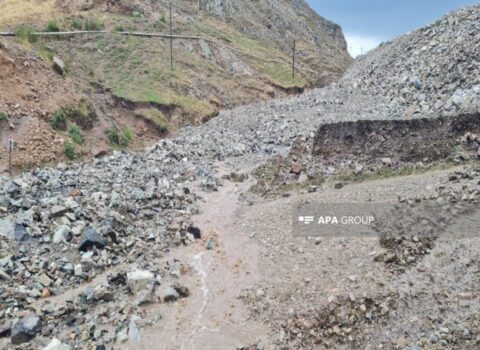 Daşkəsəndə qaya parçaları yolu bağladı