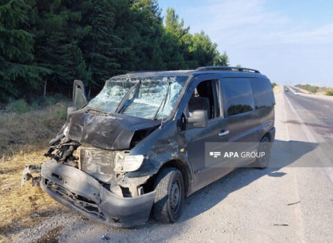 Mikroavtobus “KamAZ”a çırpıldı: Yaralılar var
