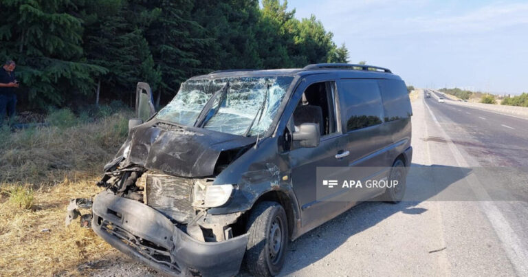 Mikroavtobus “KamAZ”a çırpıldı: Yaralılar var Mikroavtobus “KamAZ”a çırpıldı: Yaralılar var