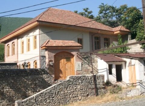 “Kənddəki evi girov qoymaq istəyirəm, bank götürmür” – İmtina qanunidirmi?