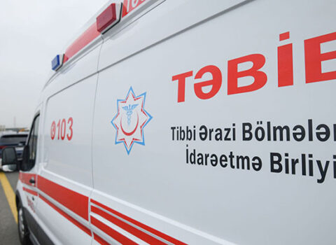 Motosikletlə “Mercedes” toqquşdu – Kuryer xəsarət aldı