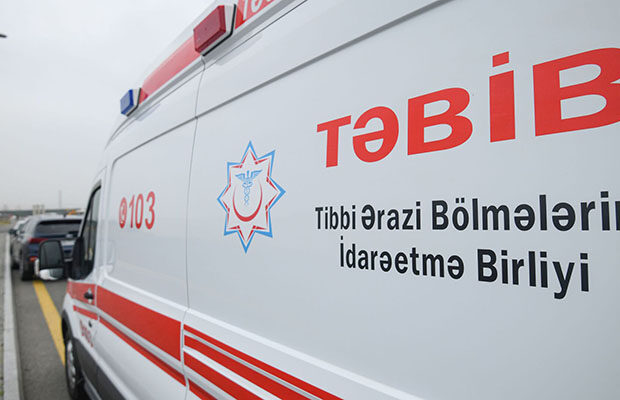 Motosikletlə “Mercedes” toqquşdu – Kuryer xəsarət aldı