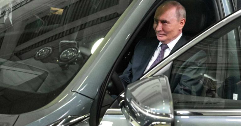 Putin yeni “Volqa”nı şəxsən sınaqdan keçirdi Putin yeni “Volqa”nı şəxsən sınaqdan keçirdi