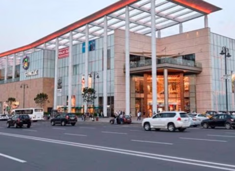 Vətəndaşlar “Gənclik Mall”dan təxliyə edilir – SƏBƏB