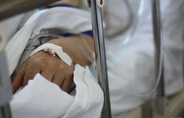 Təmir zamanı yük maşınının təkəri partladı – Usta xəsarət aldı