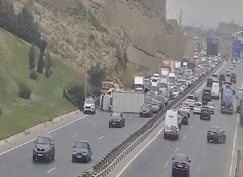Qaradağda yük maşını aşdı