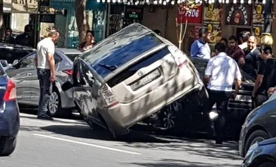 Bakıda ağır qəza: Qadını vurdu, sonra “Prius”a çırpıldı Bakıda ağır qəza: Qadını vurdu, sonra “Prius”a çırpıldı