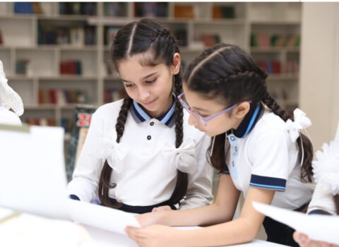 Qızların məktəbdə sırğa taxması qadağan edilir? – Rəsmi açıqlama