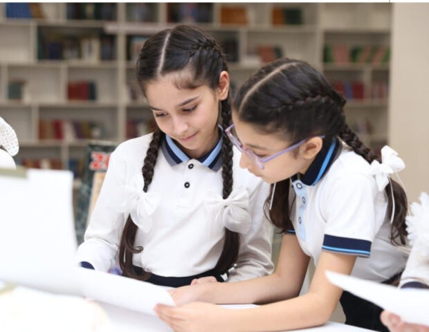 Qızların məktəbdə sırğa taxması qadağan edilir? – Rəsmi açıqlama
