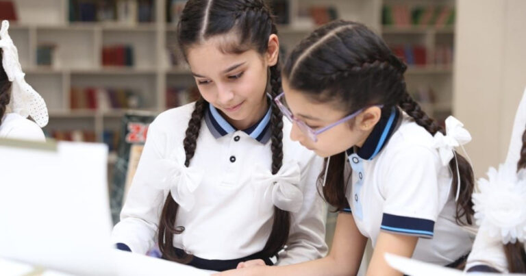 Qızların məktəbdə sırğa taxması qadağan edilir? – Rəsmi açıqlama